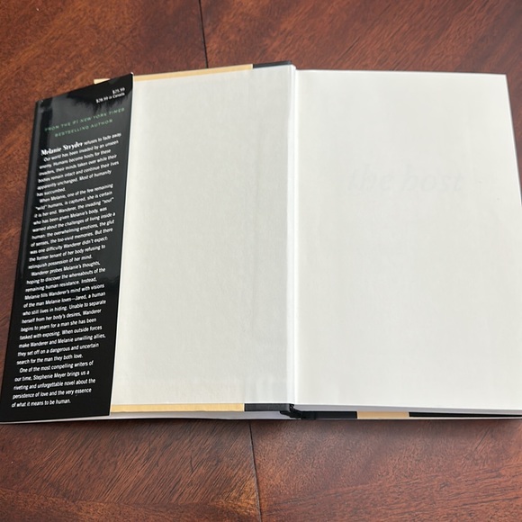 𝅺The Host Hardcover Book by Stephenie Meyer First Edition - Picture 8 of 10